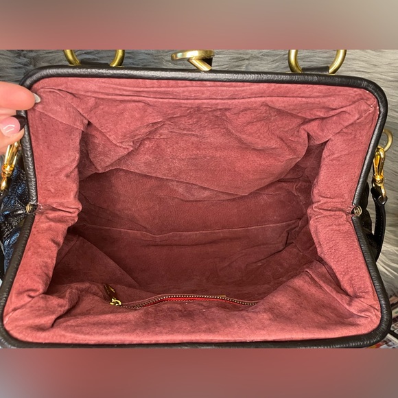 EUC Marc Jacobs Leather Kiss lock Handbag/ Crossbody - Picture 8 of 12